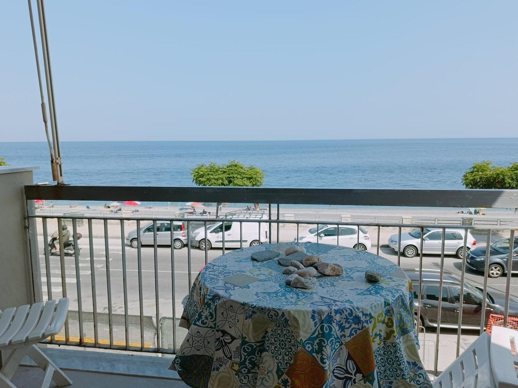 Mirone Apartment Fronte Mare Beachfront House Roccalumera Eksteriør billede